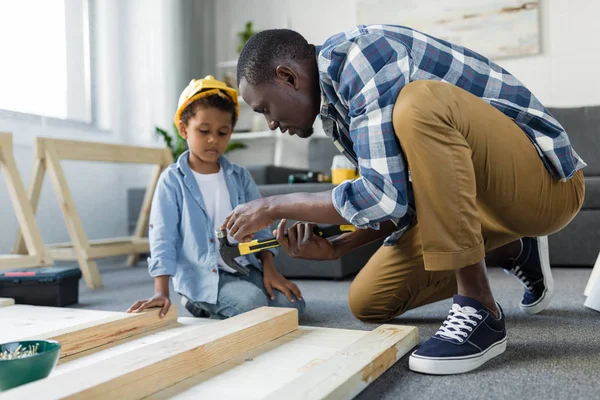 Afrikalı-Amerikalı baba ve oğul yenileme yapıyor