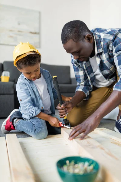 Afrikaans-Amerikaanse vader en zoon doen renovatie — Stockfoto