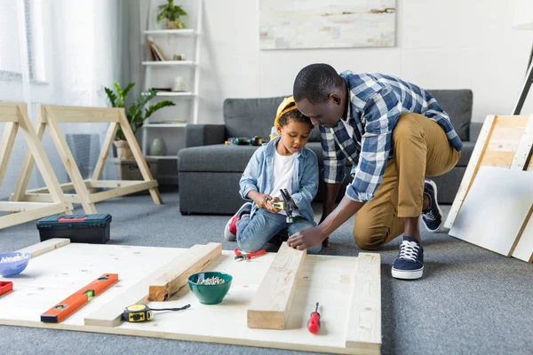 Afroamerické otec a syn dělá renovace — Stock fotografie