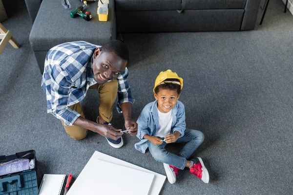 Афро-американський батько і син роблять ремонт — стокове фото