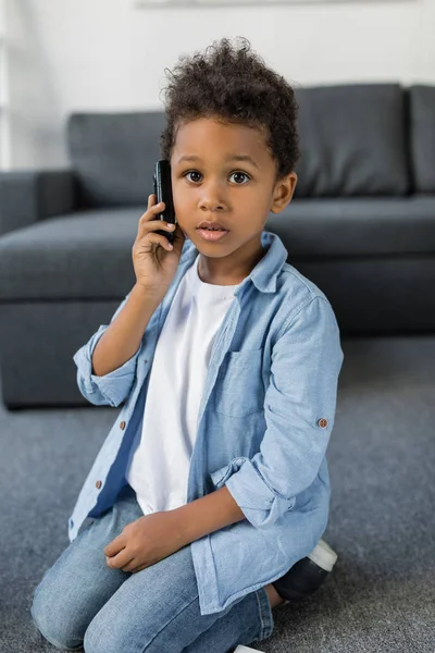 Roztomilý afro kluk mluvil po telefonu — Stock fotografie