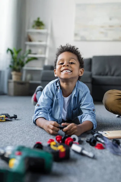 Ragazzo africano-americano con attrezzi giocattolo — Foto Stock