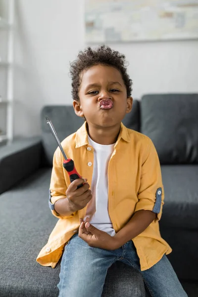 Engraçado pequeno afro menino com chave de fenda — Fotografia de Stock
