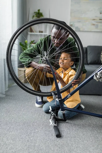 Afro baba ve oğul Bisiklet tamir