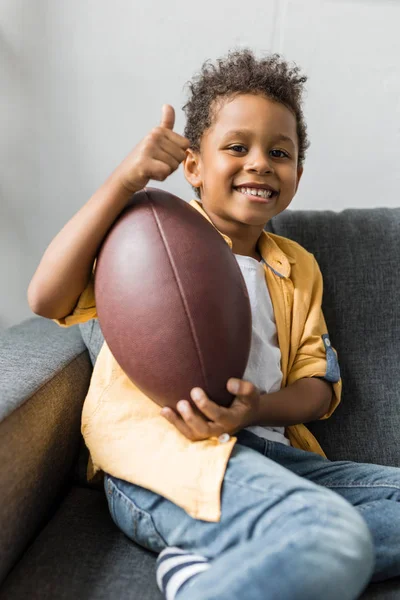 Αφρο αγόρι με αμερικανικό ποδόσφαιρο μπάλα — Φωτογραφία Αρχείου
