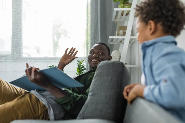 Afro-americano hijo y padre en casa — Foto de Stock