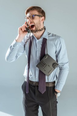 Genç işadamı telefonla konuşurken çığlık rahatsız