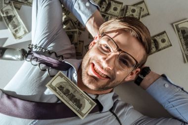 Genç zengin işadamı dolar faturaları üzerinde yalan