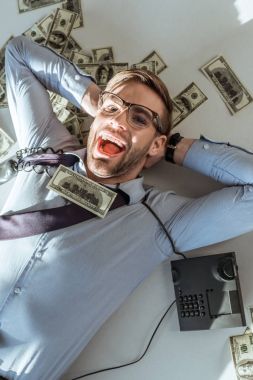 Genç zengin başarılı işadamı dolar faturaları üzerinde yalan
