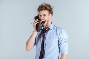 Telefon gri izole olarak Ayakkabı içinde bağırmaya dağınık saçlı işadamı overworking 