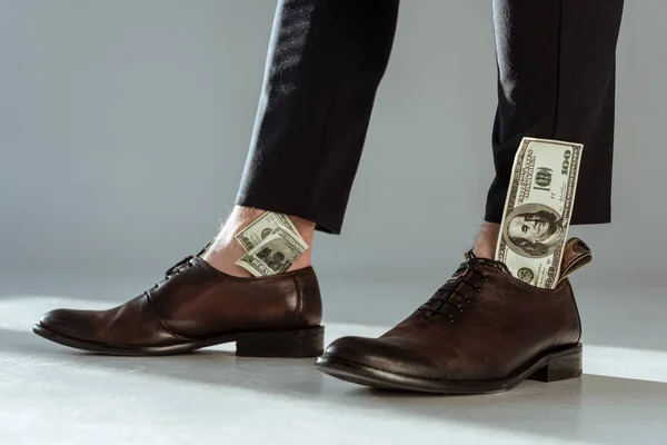 Nahaufnahme Von Dollarscheinen Den Schuhen Eines Geschäftsmannes — Stockfoto