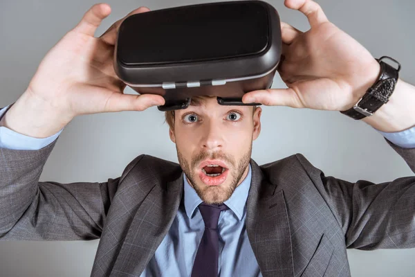 Joven Empresario Sorprendido Con Auriculares Realidad Virtual — Foto de Stock