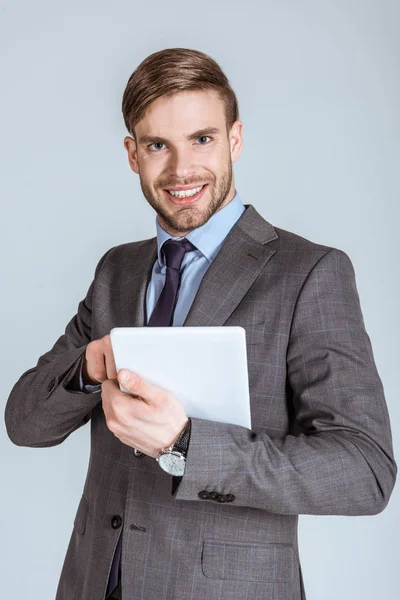 Молодой Уверенный Бизнесмен Использующий Цифровой Планшет Изолирован Серый — стоковое фото