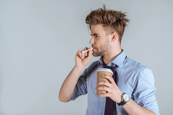 Unavený Podnikatel Drží Pohárek Kouření Cigaret Izolované Grey — Stock fotografie