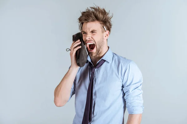 Přepracování Podnikatel Rozcuchanými Vlasy Křičí Botě Jako Telefon Izolované Grey — Stock fotografie