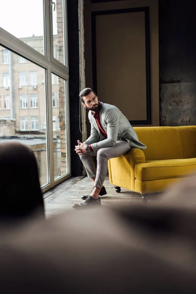 Selektivní Fokus Elegantní Muž Stylovém Obleku Pózuje Okna — Stock fotografie zdarma
