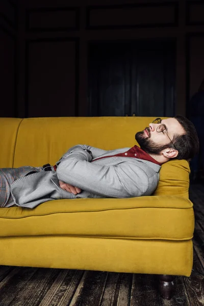 Deprimido Homem Elegante Descansando Deitado Sofá — Fotografia de Stock