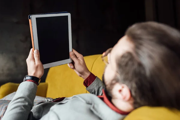 Achteraanzicht Van Mens Met Behulp Van Digitale Tablet Met Leeg — Stockfoto