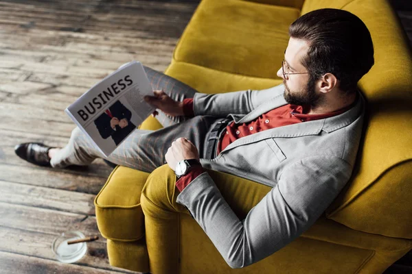 Καλαίσθητο Άνθρωπος Διαβάζοντας Εφημερίδα Επαγγελματίες Και Κάθεται Στον Καναπέ — Φωτογραφία Αρχείου