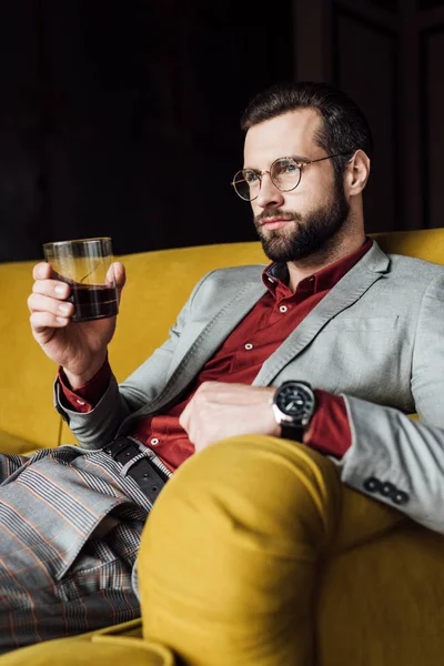Zamyślony Przystojny Mężczyzna Trzymając Szklankę Whisky — Zdjęcie stockowe