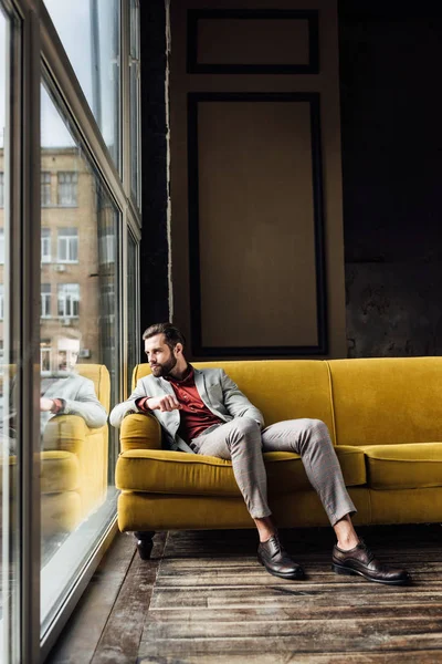 Homem Elegante Bonito Sentado Sofá Amarelo Olhando Para Janela — Fotografia de Stock