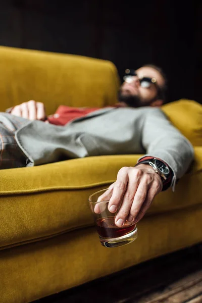 Selective Focus Drunk Man Glass Whiskey Sleeping Yellow Sofa — Free Stock Photo