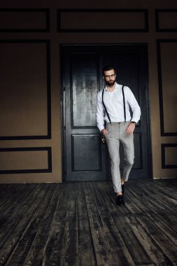 şık zarif adam kapı çatı iç karşı trendy jartiyer poz 