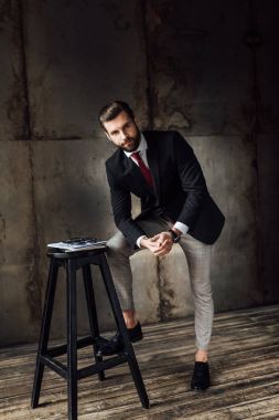gazete ile dışkı, poz takım elbiseli şık iş adamı 