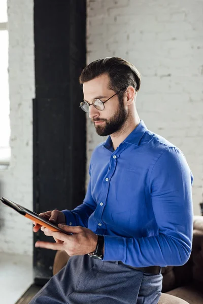 Homem Elegante Elegante Usando Tablet Digital — Fotografia de Stock