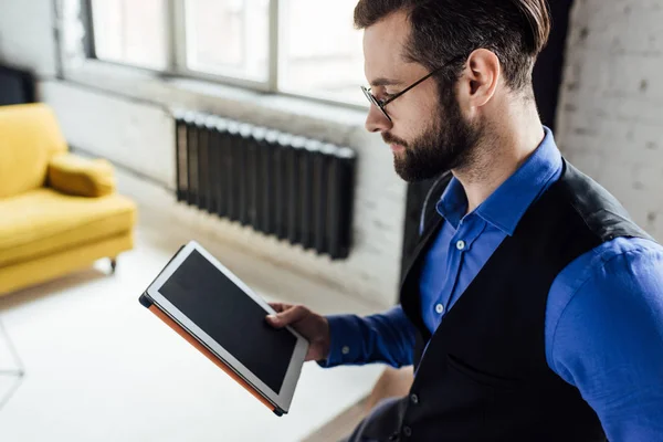 Stílusos Szakállas Ember Digitális Tábla Használata Üres Képernyő — Stock Fotó