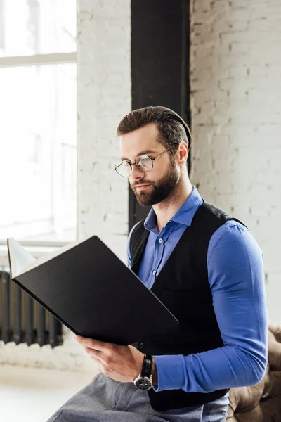 Poważny Biznesmen Czytanie Notebook Loft Wnętrze — Zdjęcie stockowe