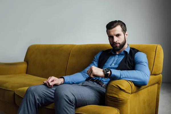 Elegante Homem Elegante Sentado Sofá Amarelo — Fotografia de Stock