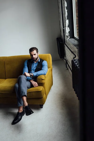 Elegante Homem Elegante Sentado Sofá Amarelo Sótão — Fotos gratuitas