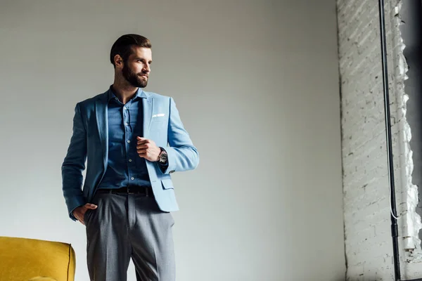 Elegante Hombre Guapo Traje Azul Moda Mirando Ventana —  Fotos de Stock