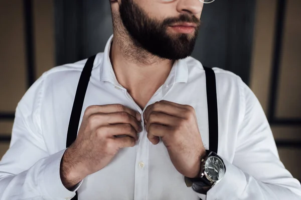 Обрезанный Вид Бородатого Человека Белой Рубашке Подтяжках — стоковое фото