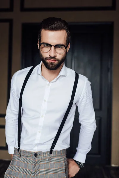 Fashionable Elegant Bearded Man Posing Eyeglasses Trendy Suspenders — Stock Photo, Image