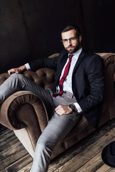 Pohledný Podnikatel Stylovém Obleku Pózuje Křeslo — Stock fotografie