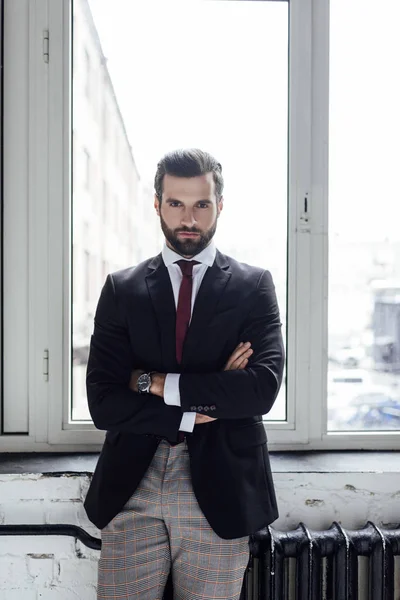 Knappe Ernstige Zakenman Poseren Met Gekruiste Armen Venster — Stockfoto