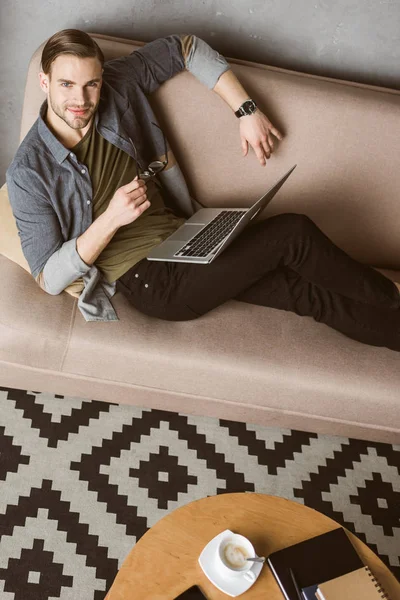 Happy Handsome Man Laptop Sitting Couch — Stock Photo, Image