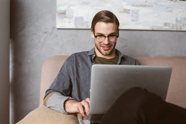 Jovem Empresário Feliz Trabalhando Com Laptop Sofá — Fotografia de Stock
