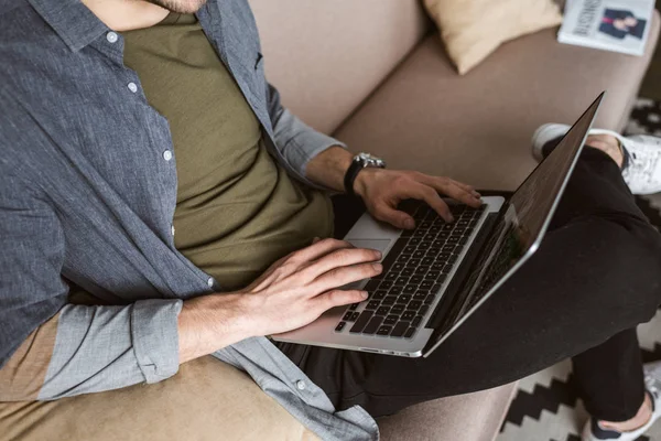 Beskuren Bild Man Som Arbetar Med Laptop Soffan — Stockfoto