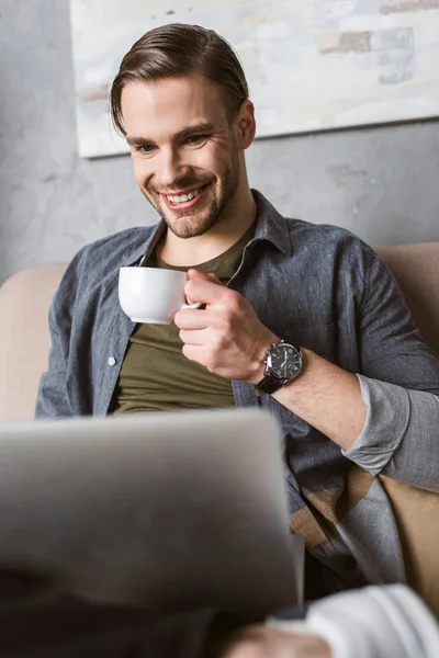 Homem Feliz Trabalhando Com Laptop Beber Café Sofá Imagem De Stock