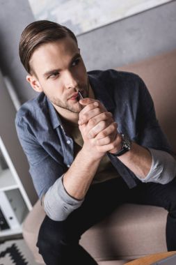 düşünceli delikanlı ile smartphone elinde arama için bekleniyor