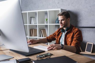 yakışıklı genç tasarımcı wrking zekâ bilgisayar modern ofis
