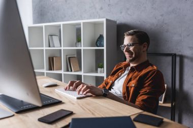 mutlu genç tasarımcı bilgisayarla çalışma