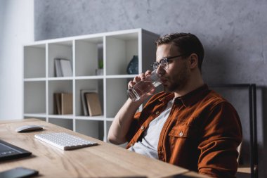 içme suyu modern ofisindeki işyerinde yakışıklı genç adam