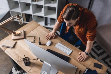 genç işadamı office bilgisayar ekranına bakarak yüksek açılı görünüş