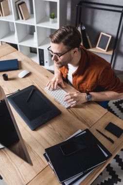 modern ofis iş yerinde oturan genç şık tasarımcı