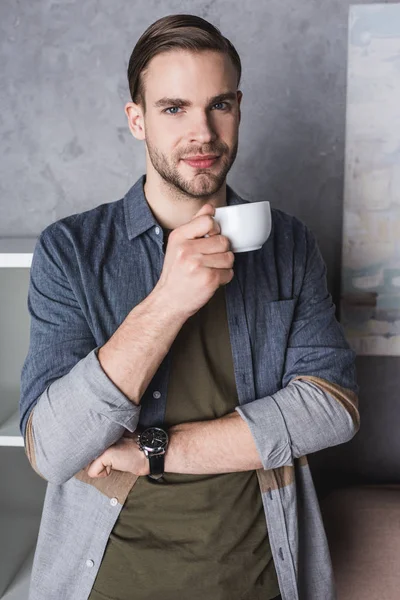 Красивый Молодой Человек Чашкой Кофе Смотрящий Камеру — стоковое фото