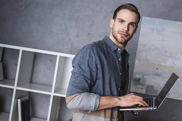 Jovem Homem Negócios Bonito Com Laptop Escritório Moderno — Fotografia de Stock